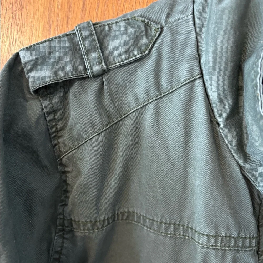 CHARLOTTE RUSSE women's army green jacket‎ Full zip w/snaps Large Raw Hem